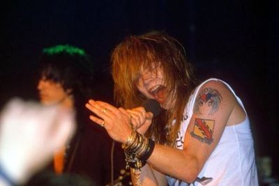 Axl Rose cumple 59 años: de los abusos de su padre y los golpes de su padrastro a la relación de amor-odio con Slash y la construcción de una leyenda del rock