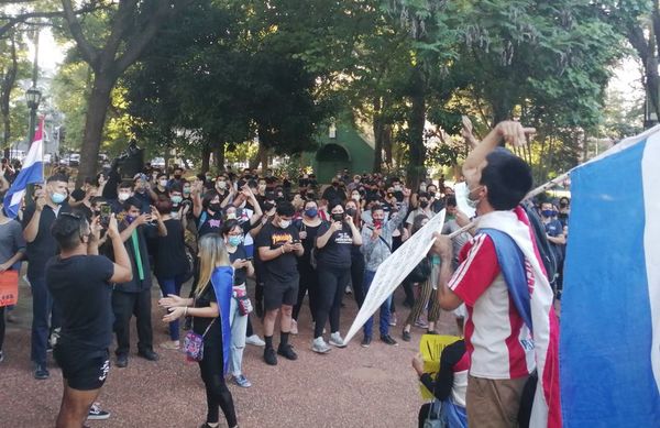 Jóvenes manifestantes tildan a Marito de ser un insensible y títere de Cartes - Nacionales - ABC Color