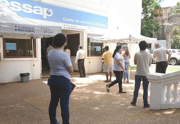 Fila de usuarios tras “cháke” por corte - Nacionales - ABC Color