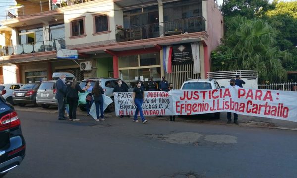 Familiares de abogado asesinado piden justicia frente a la Fiscalía – Diario TNPRESS