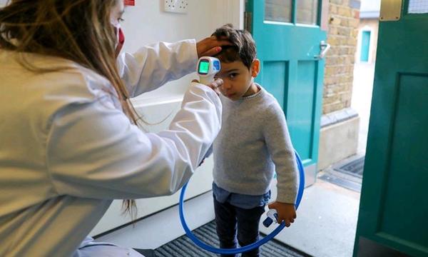 Reino Unido: hasta 100 niños hospitalizados por semana por una extraña enfermedad que emerge tras recuperarse del COVID-19 – Prensa 5