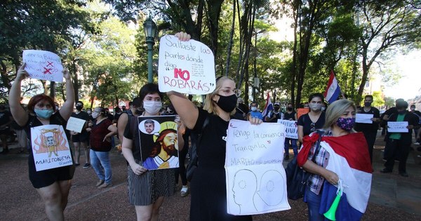 La Nación / #KoagaReikuaata: ciudadanía indignada se congregó tras desliz de Abdo