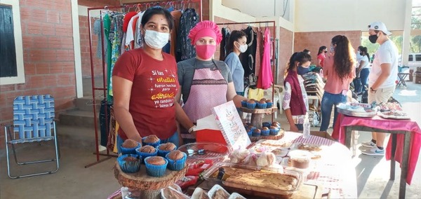 Realizan feria de garaje en la Plaza Amistad de Filadelfia