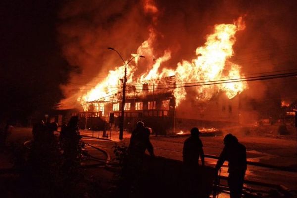 Incendiaron una municipalidad en Chile en las protestas por el asesinato de un malabarista