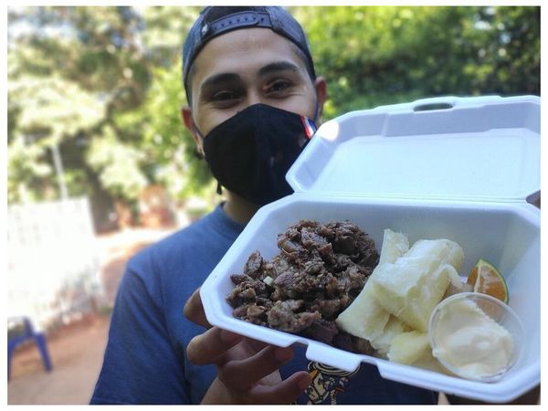Hace y vende chicharõ con mayonesa de ajo