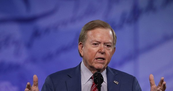 La Nación / Fox News cancela programa de presentador pro-Trump Lou Dobbs