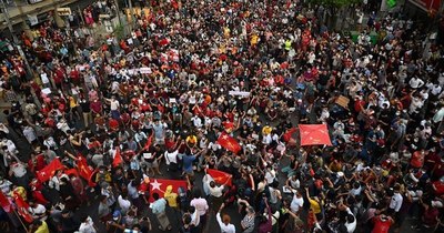 La Nación / Varios miles de birmanos protestan en las calles y los golpistas bloquean acceso a internet