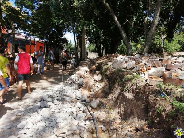 Vecinos en peligro por derrumbe de muralla y piden que Municipio intervenga •