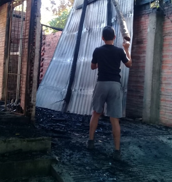 En Ypané, una familia perdió su casa por un incendio y apelan a la solidaridad ciudadana