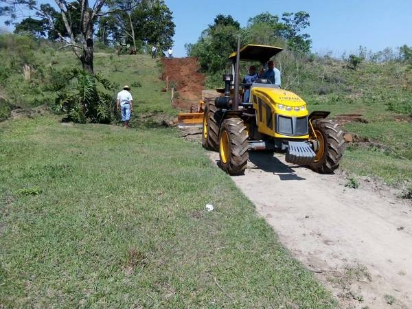 GOBERNACIÓN ENCARA TRABAJOS DE REPARACIÓN DE CAMINOS VECINALES EN EL NORDESTE