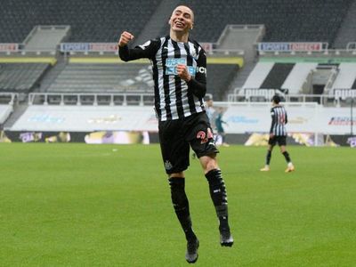 Doblete de Almirón en triunfo de Newcastle