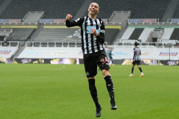 Doblete de Almirón en triunfo de Newcastle