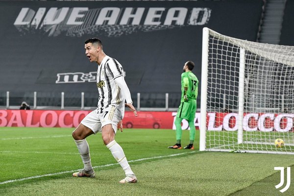 Ronaldo festeja los 36 ante la Roma y Juve escala al tercer lugar