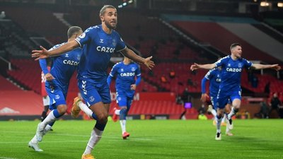 Everton frustra en el último segundo al United