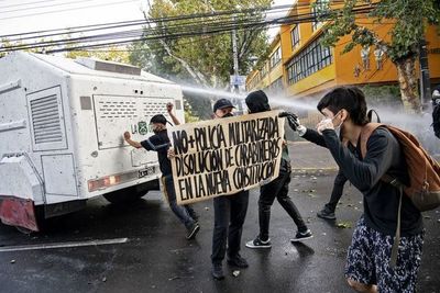 Protestas en Chile por muerte de artista callejero abatido a tiros por un policía - Mundo - ABC Color