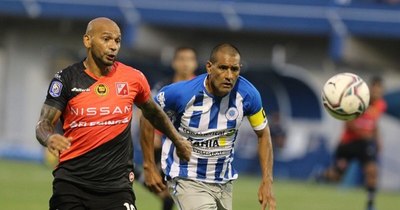 La Nación / 12 y River Plate se sacudieron fuerte