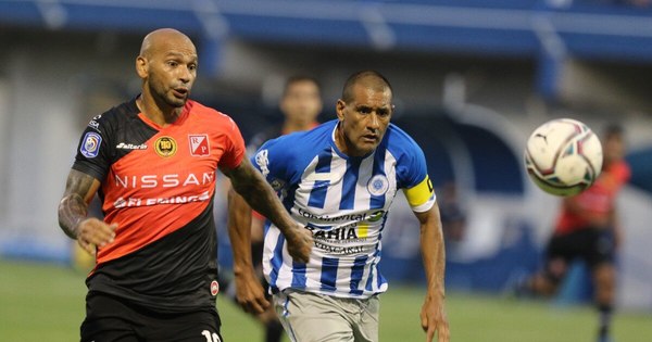 La Nación / 12 y River Plate se sacudieron fuerte