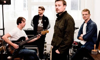 Django Django lanza «Glowing In The Dark» y presenta adelanto del álbum