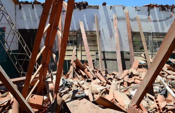 Se desploma por completo el techo de un aula y la galería de una escuela - Nacionales - ABC Color