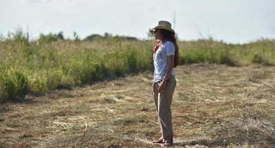 ES LA ÚNICA MUJER ENTRE CUATRO HERMANOS Y CON 25 AÑOS LIDERA EL CAMPO DE SU FAMILIA