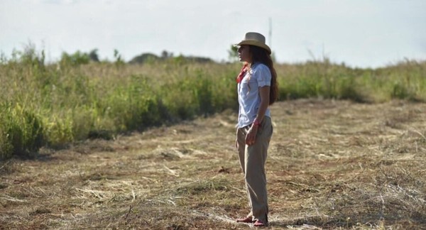 ES LA ÚNICA MUJER ENTRE CUATRO HERMANOS Y CON 25 AÑOS LIDERA EL CAMPO DE SU FAMILIA