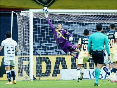 Descomunal atajada de Antony Silva