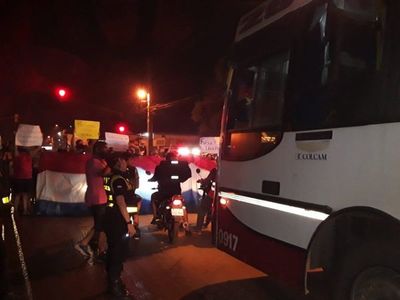 Capiateños protestaron  por  regulada de micro