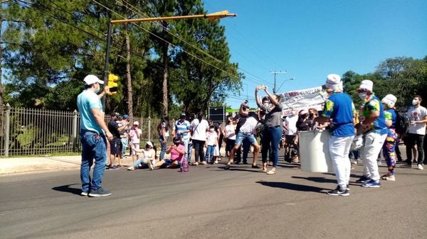 Vecinos de San Lorenzo protestan por mal estado de avenida - Nacionales - ABC Color