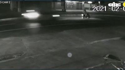 Piden ayuda para identificar a conductor que huyó tras arrollar y casi matar a dos personas - Nacionales - ABC Color