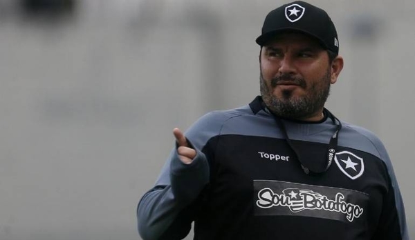 HOY / Botafogo destituye a su técnico tras el descenso a la Segunda División de Brasil