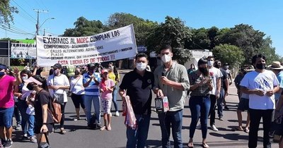 La Nación / Vecinos de Reducto cierran ruta y exigen la pronta reparación de avenida De la Victoria