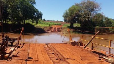 Sus frenos no respondieron y vehículo cayó al río Ñacunday - ABC en el Este - ABC Color