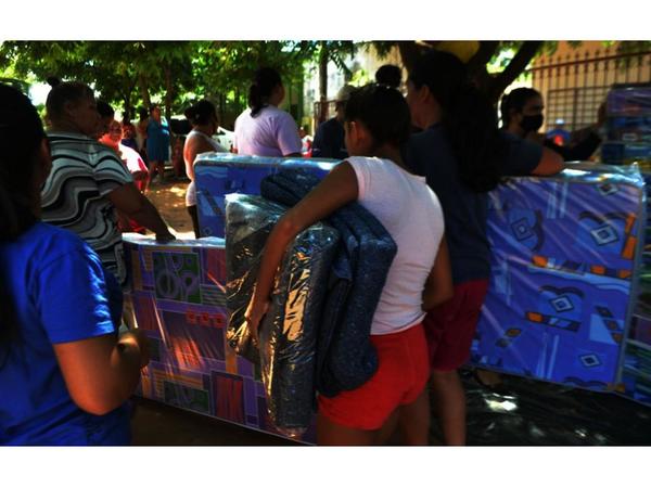 Damnificados por las lluvias en Caacupé reciben ayuda