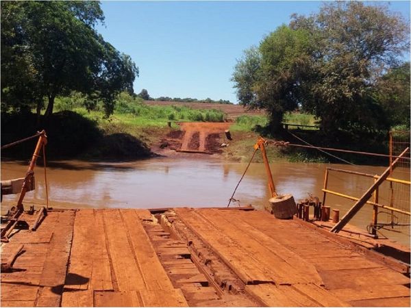 Una camioneta cae al río Ñacunday y es arrastrada por la corriente de agua