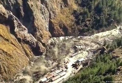Más de cien desaparecidos tras avalancha de agua en la India