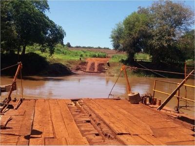 Una camioneta cae al río Ñacunday y es arrastrada por la corriente de agua