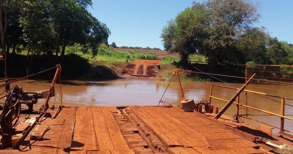 La Nación / Automovilista sobrevive tras caída de su vehículo al río Ñacunday