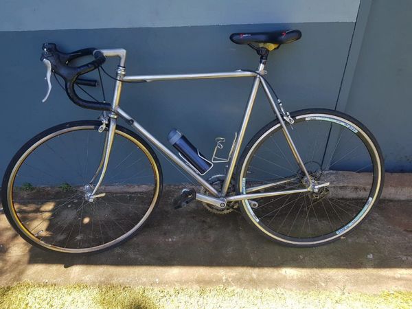 Policía detiene a dos jóvenes que se daban a la fuga en una bicicleta robada