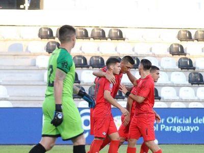 Libertad se quedó con el clásico blanco y negro