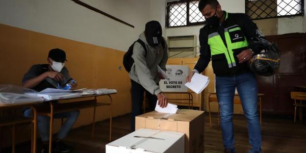 Según sondeos en boca de urna, Ecuador tendrá segunda vuelta