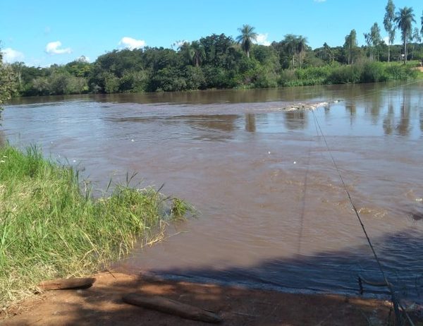 Balsa con ocupantes es arrastrada por río Monday tras soltarse cabo de seguridad