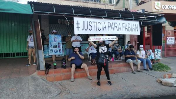 Familiares de joven asesinado piden justicia tras liberación de presunta cómplice - Nacionales - ABC Color
