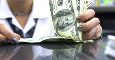La Nación / “La caída del dólar recién está comenzando”, según expertos