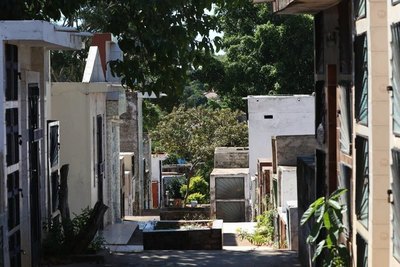Crónica / Pescan por los que “hacen sus porquerías” en cementerios