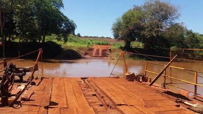 Automovilista sobrevive tras caída de su vehículo al río Ñacunday - Noticiero Paraguay