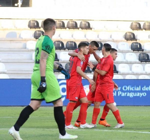 Libertad se quedó con el clásico blanco y negro