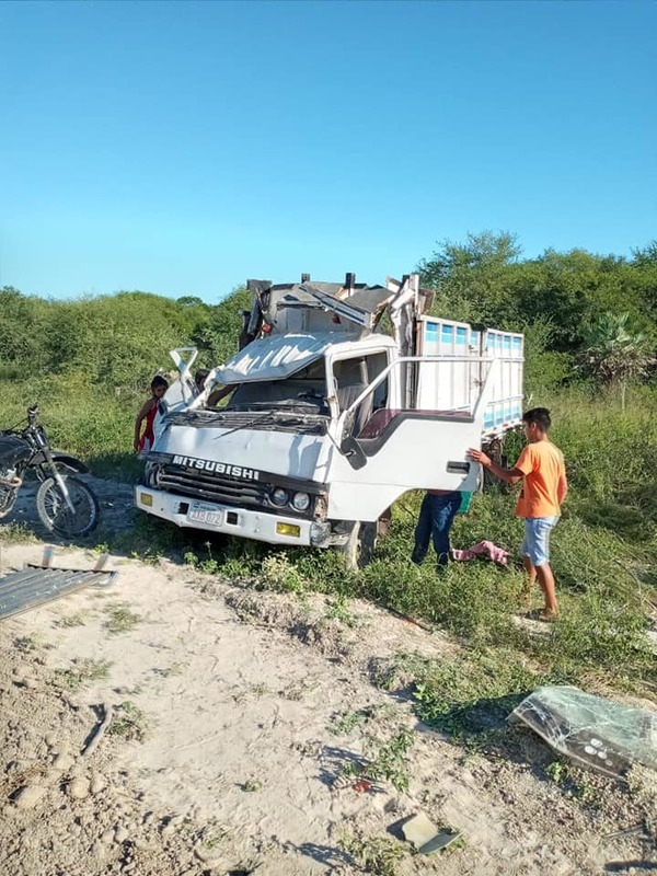Vuelco de camión en Puerto Casado, deja dos fallecidos