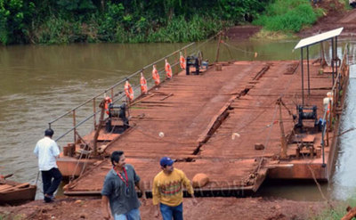 Vehículo cae al río Ñacunday