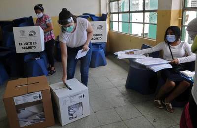 Ecuador: Lasso y Pérez se disputan voto a voto el paso a la segunda vuelta - ADN Digital