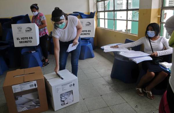 Ecuador: Lasso y Pérez se disputan voto a voto el paso a la segunda vuelta - ADN Digital